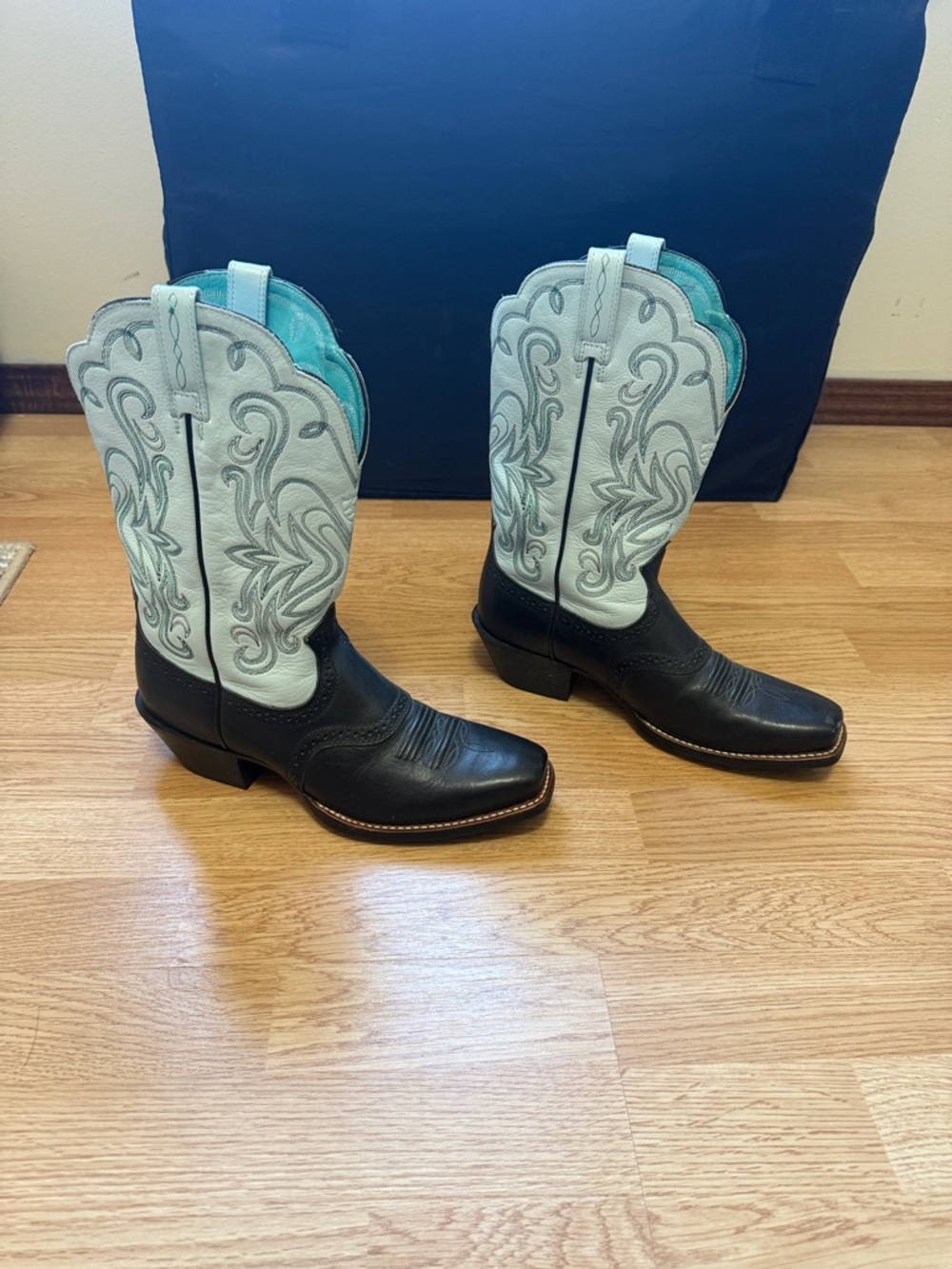 Ariat Boots- beautiful Turquoise and Cream Western Boot Interior Detail like new